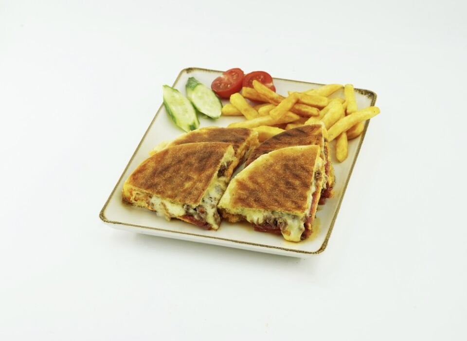 Düzgünler Special Bazlama Tost (Kavurma-Sucuk-Jambon-Kaşar-Cheddar Peynir)