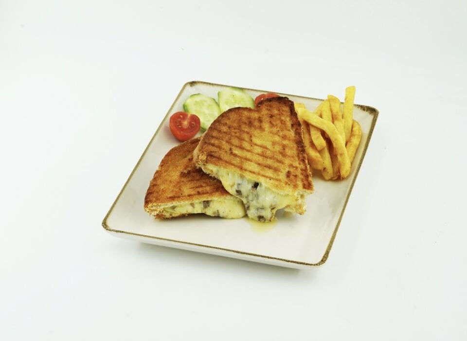 Kavurmalı ve Peynirli Tost