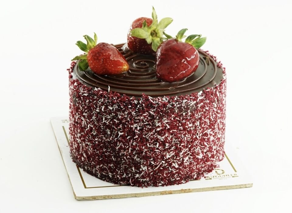 ÇİLEK ÇİKOLATALI PASTA(0 NO)(4-6 KİŞİLİKTİR)